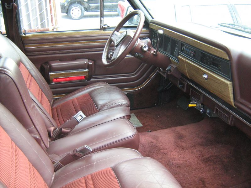 Jeep_Grand_Wagoneer_snow_blade_int2.jpg