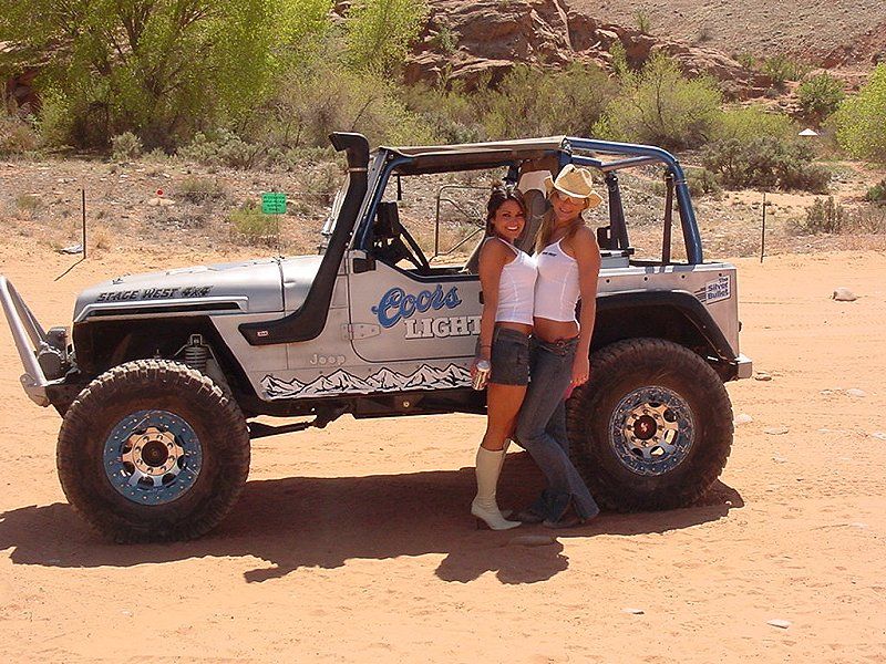 Joels_jeep_with_girls.jpg