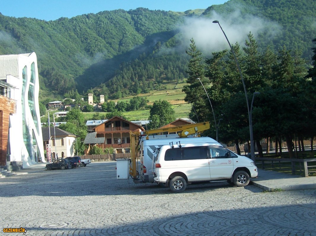 KONAKLADIGIMIZ YERDEN SABAH MANZARASI. BEYAZ BINA HUKUMET KONAGI.JPG