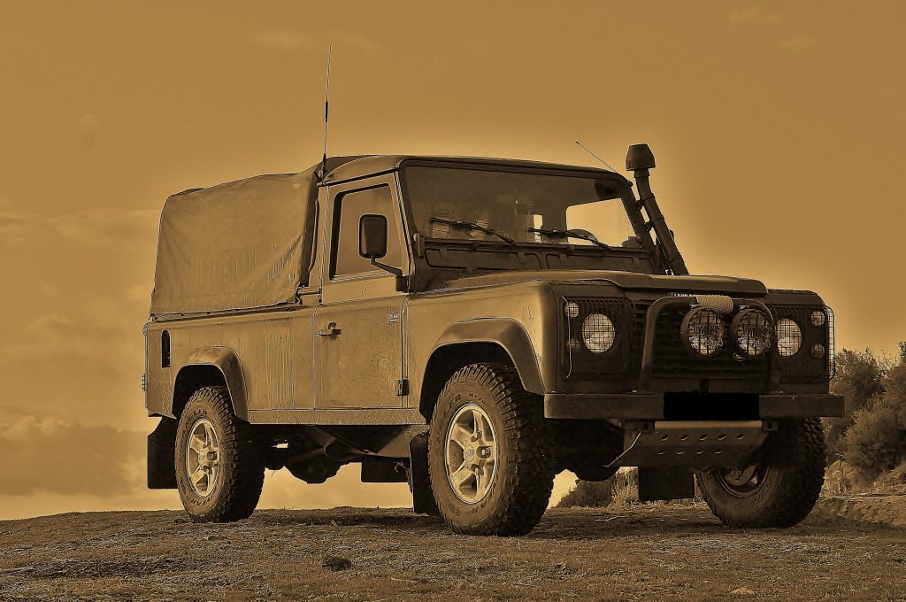 Land Rover Defender.jpg