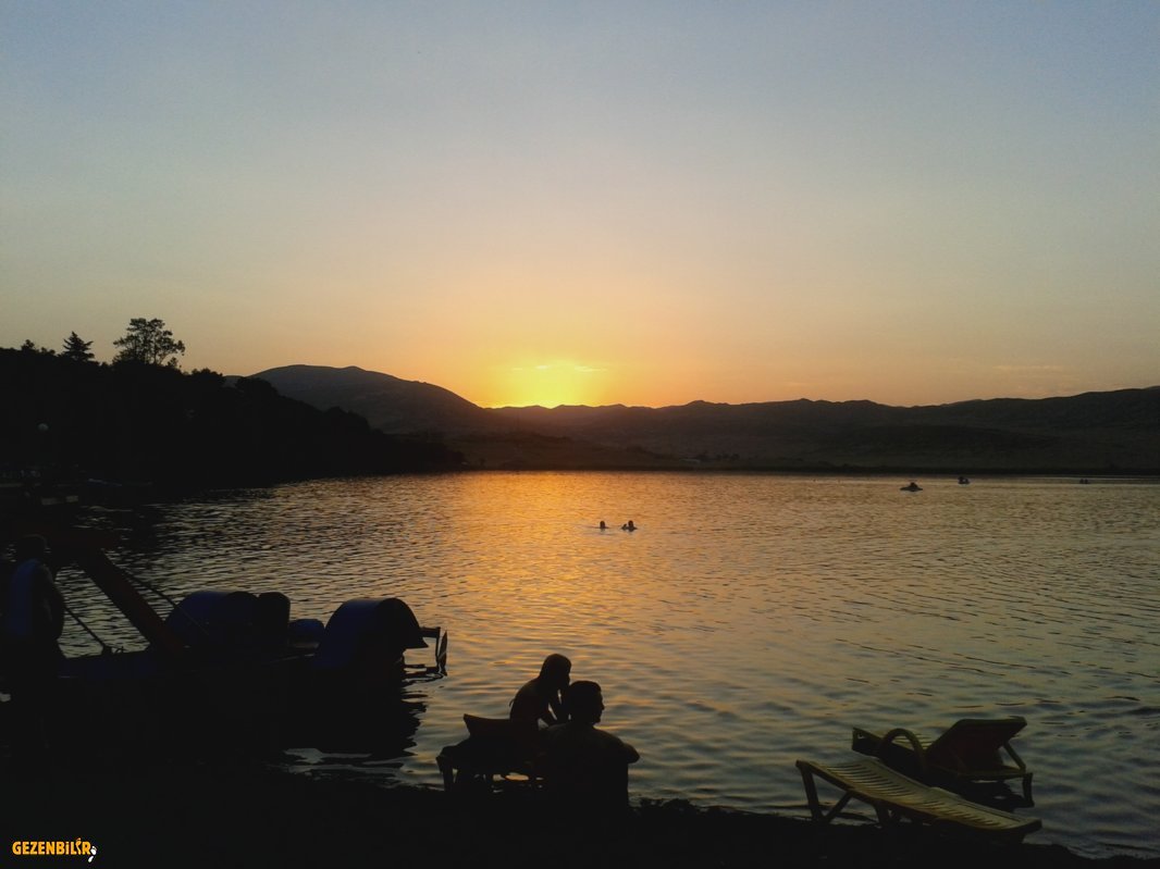 LISI LAKE'DE GUN BATIMI.jpg