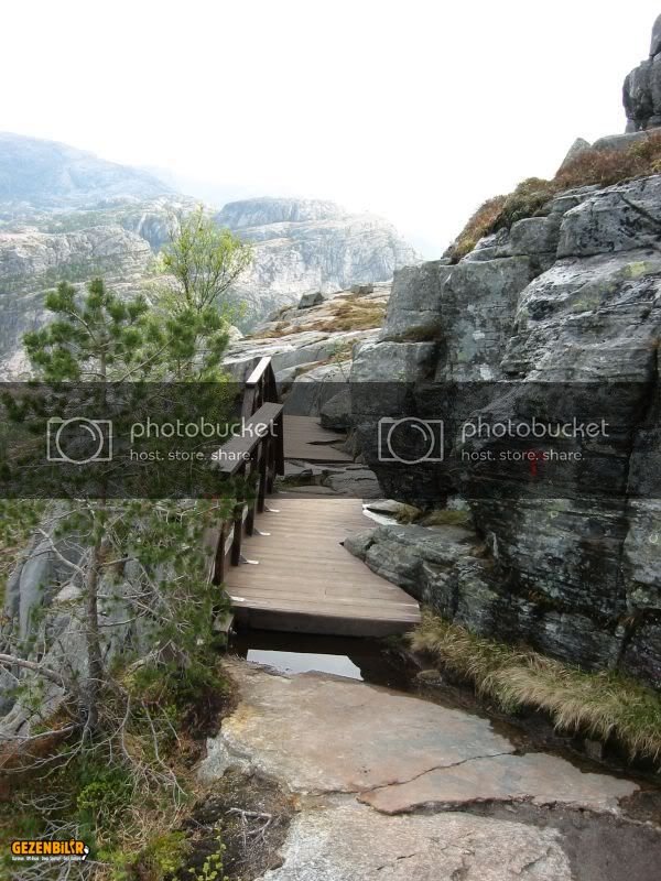 path_at_preikestolen.jpg