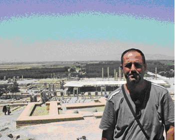 Persepolis kentinin genel görünümü ve bir gezgin.JPG