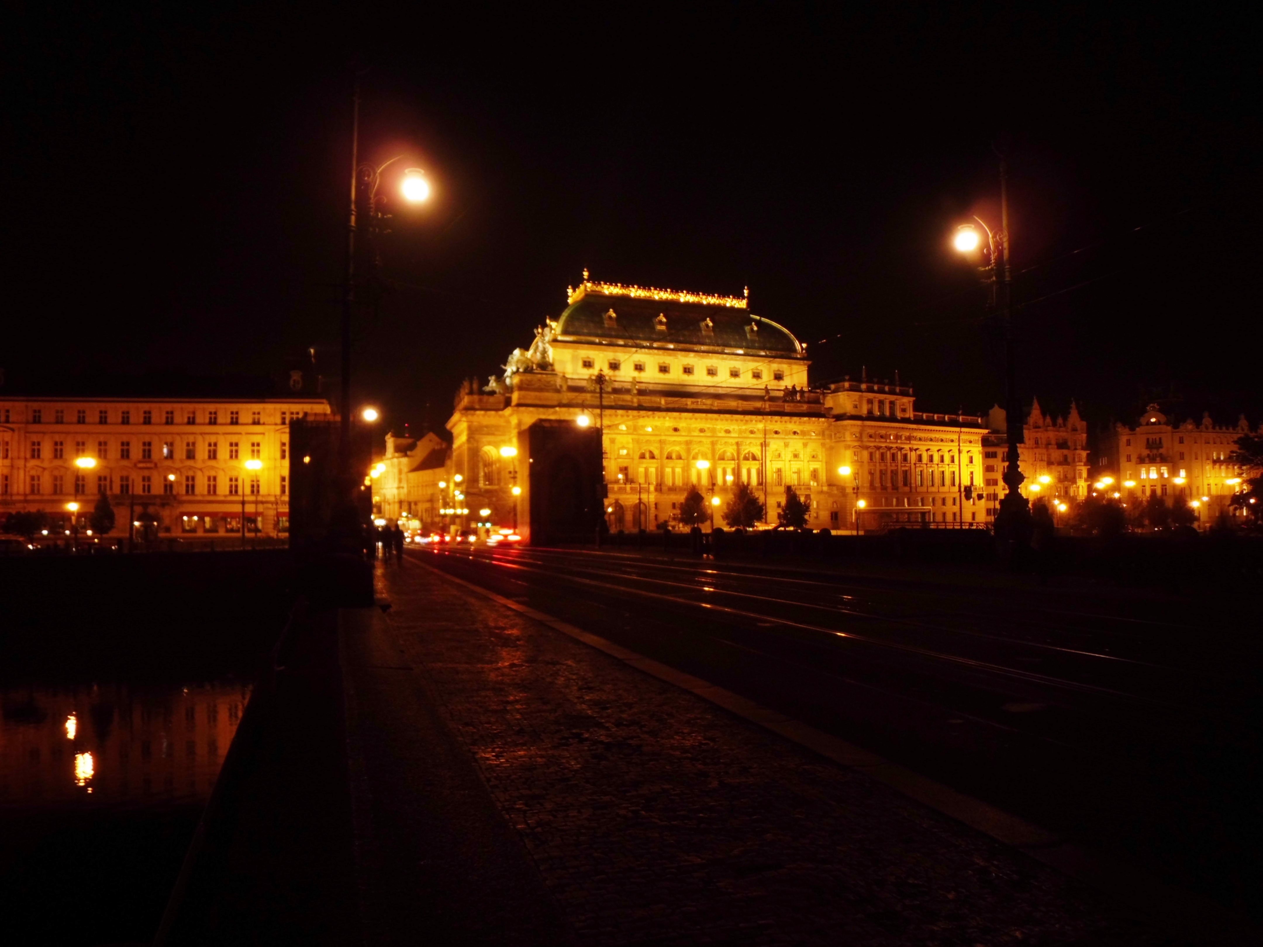prag_gece.jpg