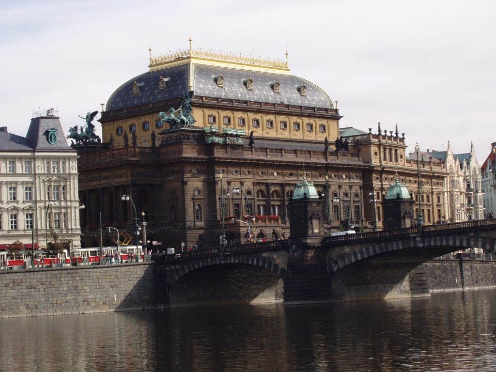 Praha_2005-09-20_nÃƒÂƒÃ‚ÂƒÃƒÂ‚Ã‚Â¡rodnÃƒÂƒÃ‚ÂƒÃƒÂ‚Ã‚Â­_divadlo.jpg