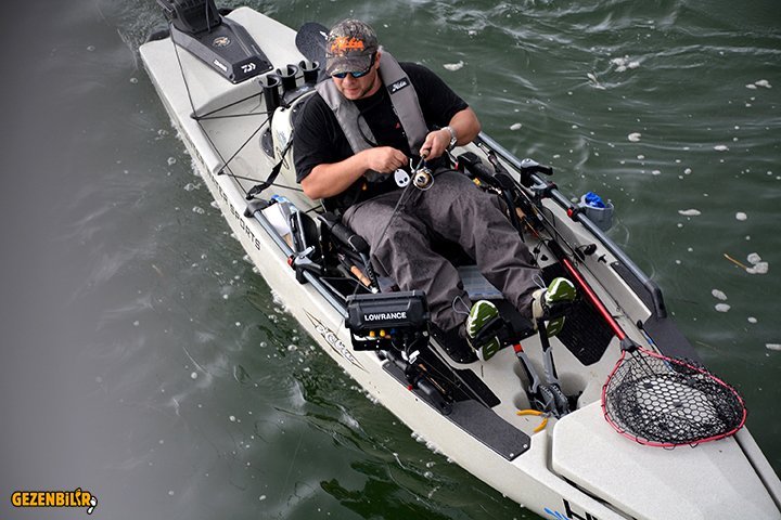 ProAngler14-action-fishing--dune-topview-rigged-livewell-powerpole-BobFindlay-Aus_9565-sm.jpg