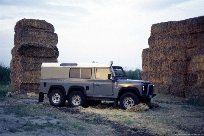 RV 00033 LR D 6x6 LandRoverDefender2.jpg
