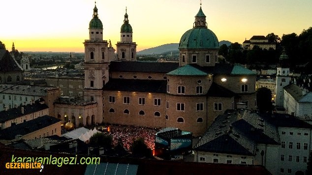 Salzburg Kadetral, festival.jpg