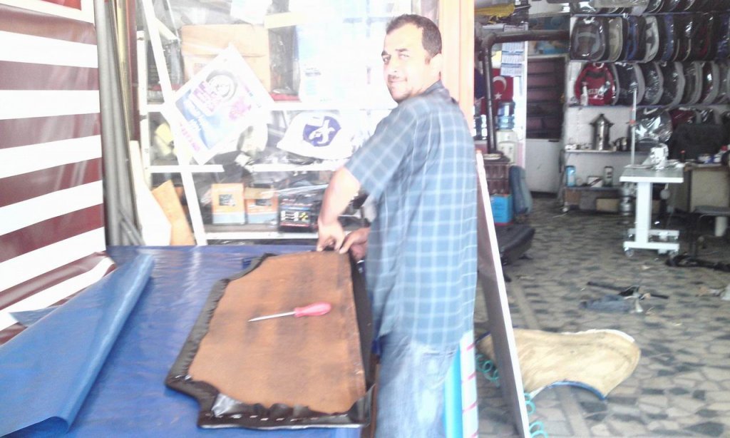 Selcuk usta arka koltuk arkasini kaplarken.jpg