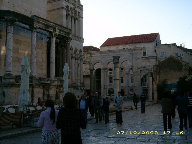 SPLIT,.jpg