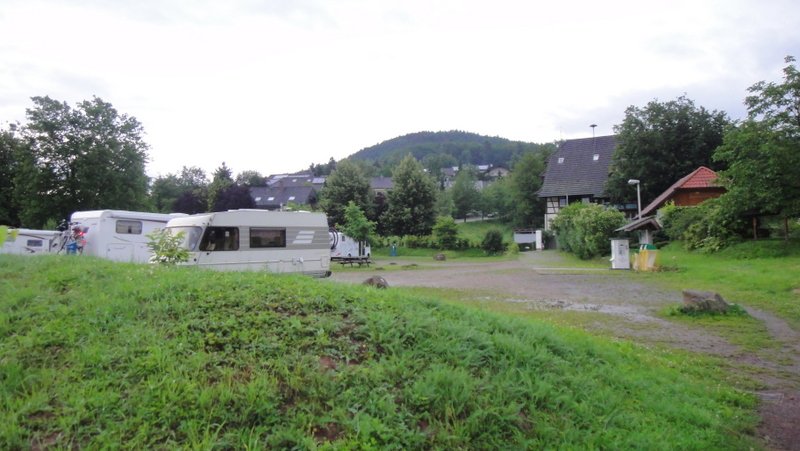 Stellplatz'ta konaklayan karavanlar.JPG