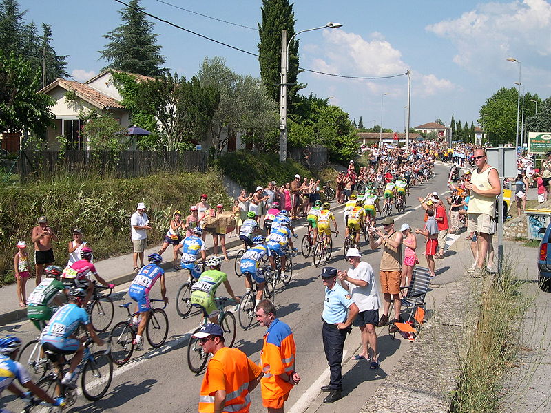 TF 00012 A collected peloton in the Tour_de_France_2006.jpg