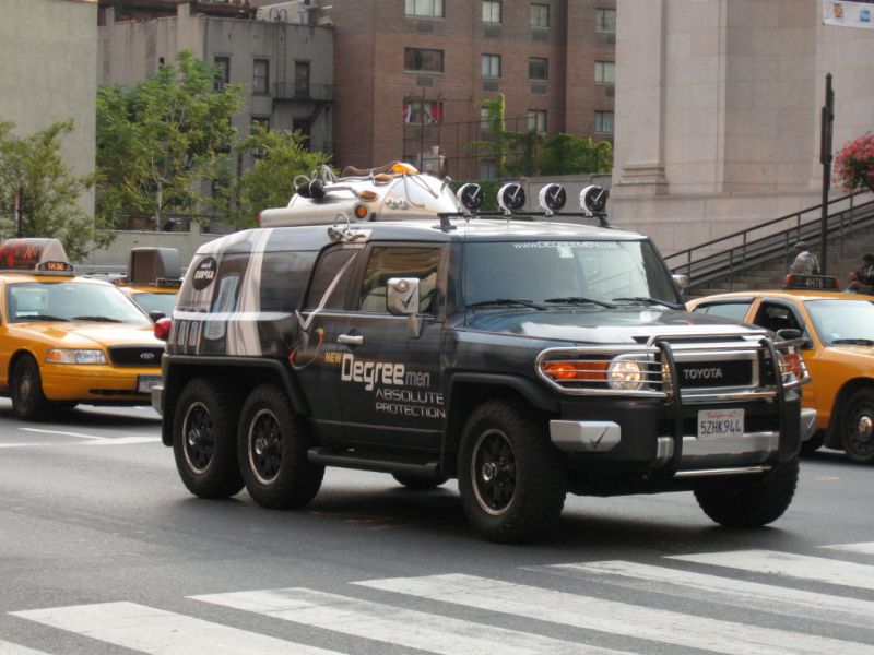 Toyota_FJ_Cruiser_with_third_axle.jpg