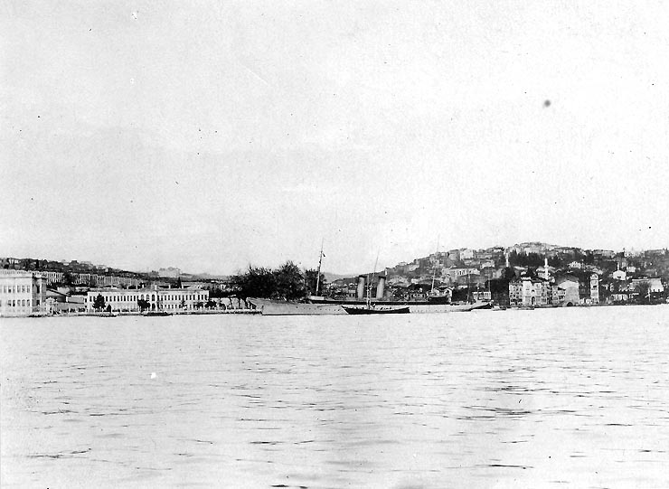 USS_Noma_off_Istanbul_Turkey_1920.jpg