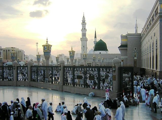 VISITORS IN MEDINE.jpg