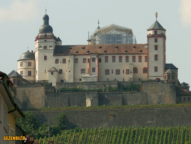 Würzburg Marienburg Fortress Kalesi ve üzüm bağları.jpg