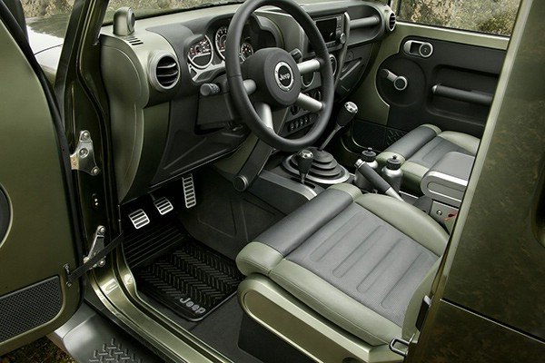 Jeep-Wrangler-Gladiator-arac-ici.jpg