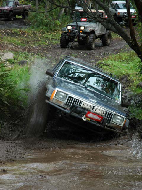131_0602_11_z+1988_jeep_xj+front_view_water.jpg