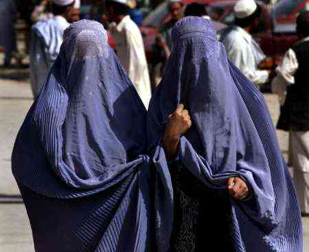 WomenFlee~cmp30~capt_1000565819pakistan_afghanistan.jpg